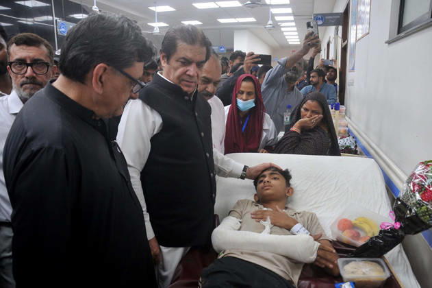 RECORD DATE NOT STATED Federal Minister for Railways, Muhammad Hanif Abbasi inquires about the health of an injured passenger during his visit to the Nishtar Hospital following the derailment of the Rehman Baba Express near Sher Shah Railway Station, in Multan on Tuesday, October 13, 2026. (PPI Images). EDITORIAL USE ONLY Copyright: xx SA-ZM-131026x ppiphotos489815
