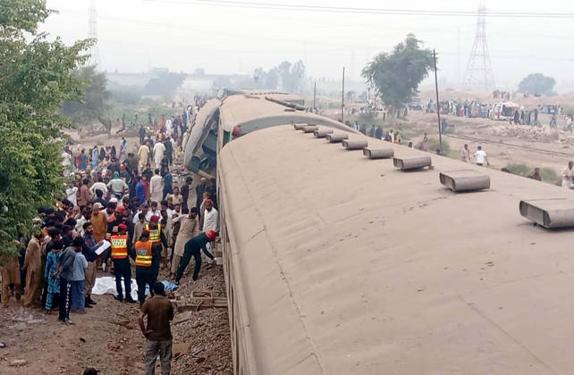 RECORD DATE NOT STATED Rescue operation work underway after the Rehman Baba Express train accident travelling from Karachi to Peshawar derailed and got off from railway track, near Sher Shah Railway Station in Multan on Tuesday, October 13, 2026. At least four people were killed and more than 40 were injured when the Peshawar-bound Rehman Baba Express derailed near Sher Shah Railway Station in Multan. According to a list of casualties issued by Pakistan Railways, a total of 41 people were injured, out of whom three were discharged from a hospital, while 38 were referred to Multan’s Nishtar Hospital. The injured included at least 13 minors. (Abdul Sattar PPI Images). EDITORIAL USE ONLY Copyright: xx AR-ZM-131026x ppiphotos489820