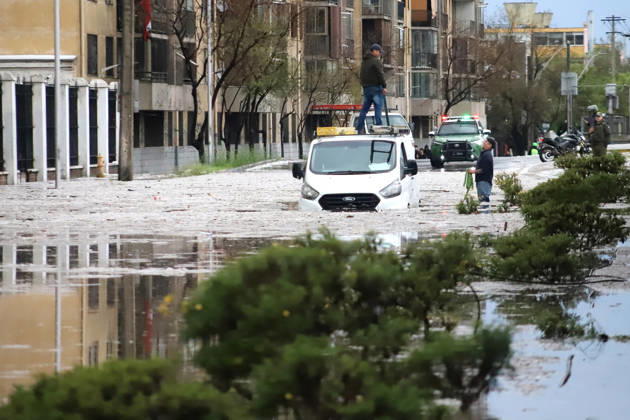 Santiago, October 13, 2026 Flooding at the intersection of Viel Avenue and Blanco Encalada Street in downtown Santiago following this afternoon s thunderstorm in the Metropolitan Region. Andrés Rocha, Aton Chile, Santiago, Chile. Aton 1199622  Copyright: ANDRESxROCHA ATONxCHILE