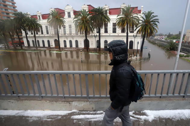 Santiago, October 13, 2026 Flooding at the intersection of Viel Avenue and Blanco Encalada Street in downtown Santiago following this afternoon s thunderstorm in the Metropolitan Region. Andrés Rocha, Aton Chile, Santiago, Chile. Aton 1199623  Copyright: ANDRESxROCHA ATONxCHILE