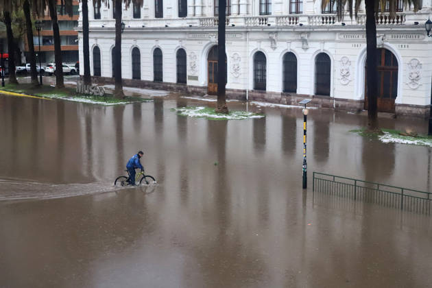 Santiago, October 13, 2026 Flooding at the intersection of Viel Avenue and Blanco Encalada Street in downtown Santiago following this afternoon s thunderstorm in the Metropolitan Region. Andrés Rocha, Aton Chile, Santiago, Chile. Aton 1199625  Copyright: ANDRESxROCHA ATONxCHILE