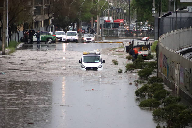 Santiago, October 13, 2026 Flooding at the intersection of Viel Avenue and Blanco Encalada Street in downtown Santiago following this afternoon s thunderstorm in the Metropolitan Region. Andrés Rocha, Aton Chile, Santiago, Chile. Aton 1199626  Copyright: ANDRESxROCHA ATONxCHILE
