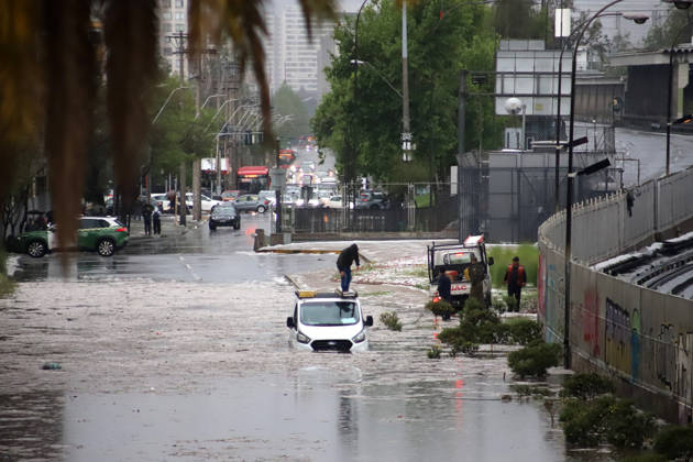 Santiago, October 13, 2026 Flooding at the intersection of Viel Avenue and Blanco Encalada Street in downtown Santiago following this afternoon s thunderstorm in the Metropolitan Region. Andrés Rocha, Aton Chile, Santiago, Chile. Aton 1199627  Copyright: ANDRESxROCHA ATONxCHILE