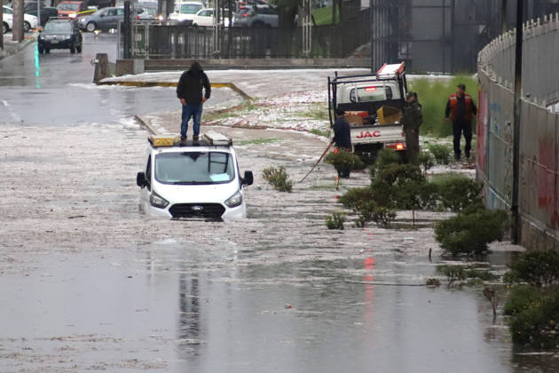 Santiago, October 13, 2026 Flooding at the intersection of Viel Avenue and Blanco Encalada Street in downtown Santiago following this afternoon s thunderstorm in the Metropolitan Region. Andrés Rocha, Aton Chile, Santiago, Chile. Aton 1199628  Copyright: ANDRESxROCHA ATONxCHILE