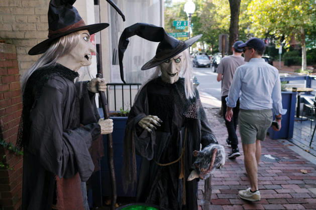 Halloween Decorations in Washington, DC Halloween themed decorations at a house downtown Washington, DC on October 13, 2026. Photo by Olivier Douliery ABACAPRESS.COM Washington Virginia United States  Copyright: xDoulieryxOlivier ABACAx