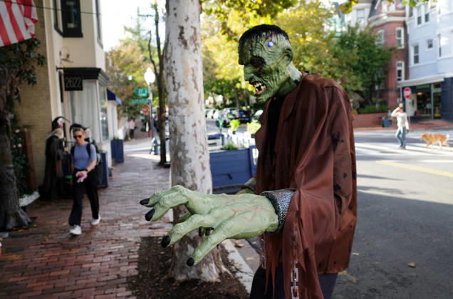 Halloween Decorations in Washington, DC Halloween themed decorations at a house downtown Washington, DC on October 13, 2026. Photo by Olivier Douliery ABACAPRESS.COM Washington Virginia United States  Copyright: xDoulieryxOlivier ABACAx
