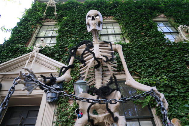 Halloween Decorations in Washington, DC Halloween themed decorations at a house downtown Washington, DC on October 13, 2026. Photo by Olivier Douliery ABACAPRESS.COM Washington Virginia United States  Copyright: xDoulieryxOlivier ABACAx