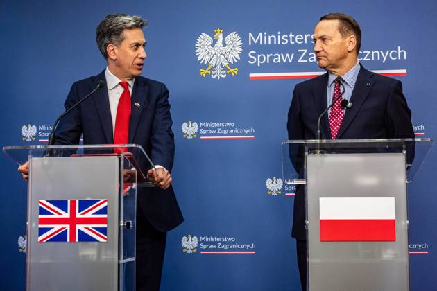 Foreign Ministers of Poland and the United Kingdom meet in Warsaw, Poland - 13 Oct 2026 The Foreign Secretary of the United Kingdom, Ed Miliband, speaks directly to Poland s Minister of Foreign Affairs, Radoslaw Sikorski, during the press conference. Foreign Secretary of the United Kingdom of Great Britain and Northern Ireland visits the Ministry of Foreign Affairs in Warsaw, Poland for a meeting with the Republic of Poland s Foreign Minister, Radoslaw Sikorski. During the subsequent press conference, the ministers discussed their countries ongoing cooperation in foreign policy issues, including supporting Ukraine in the war Russia is waging against it. Miliband also spoke of the ties his family has to Poland. Afterwards, the ministers tra Copyright: xNeilxMiltonx xSOPAxImagesx Neil-Milton-1458461