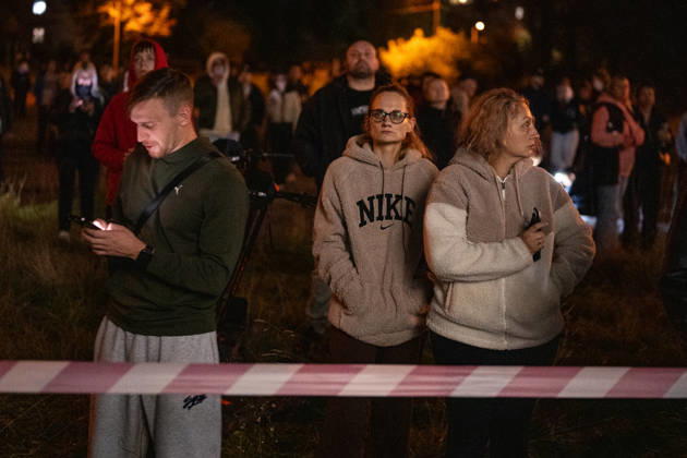 2 dead and 21 injured as Russian missile hits Kyiv residential building KYIV, UKRAINE - OCTOBER 14: Residents wait as firefighters battle a blaze at a residential building struck by a Russian ballistic missile in Kyiv s Desnianskyi district on October 14, 2026. Kyiv Mayor Vitalii Klychko reported that 2 people were killed and 21 injured in the early-morning strike, while the Ukrainian Air Force stated that allies did not provide early launch intelligence. Danylo Antoniuk Anadolu Kyiv Ukraine. Editorial use only. Please get in touch for any other usage.  Copyright: x2026xAnadoluxDanyloxAntoniukx