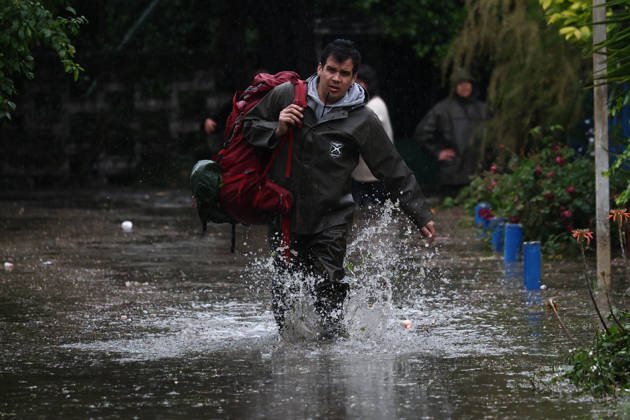Chile declares a red alert in Santiago following heavy hailstorm SANTIAGO, CHILE - OCTOBER 13: Police officers assist residents in flooded areas of Santiago, Chile, following heavy rain and hail on October 13, 2026. Authorities declared a red alert across the capital as severe precipitation inundated streets, disrupted transportation, and caused widespread urban flooding. Lucas Aguayo Araos Anadolu Santiago Chile. Editorial use only. Please get in touch for any other usage.  Copyright: x2026xAnadoluxLucasxAguayoxAraosx