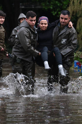 Chile declares a red alert in Santiago following heavy hailstorm SANTIAGO, CHILE - OCTOBER 13: Police officers assist residents in flooded areas of Santiago, Chile, following heavy rain and hail on October 13, 2026. Authorities declared a red alert across the capital as severe precipitation inundated streets, disrupted transportation, and caused widespread urban flooding. Lucas Aguayo Araos Anadolu Santiago Chile. Editorial use only. Please get in touch for any other usage.  Copyright: x2026xAnadoluxLucasxAguayoxAraosx