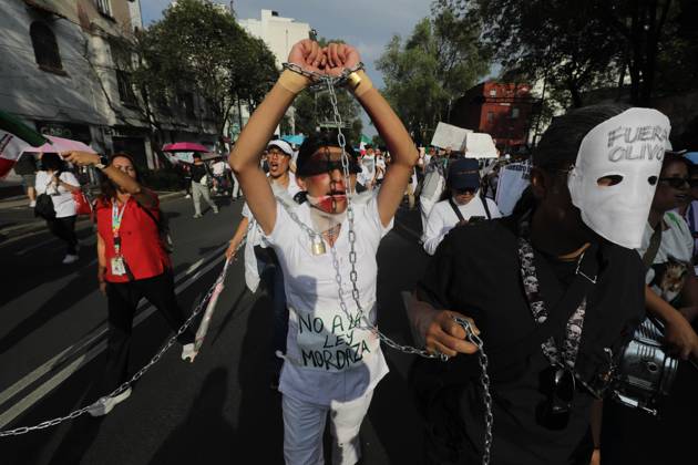 October 13, 2026: TO-45452- Mexico City, October 13, 2026: Workers from the Mexican Social Security Institute organized a massive march that set off from the Siglo XXI Medical Center in Mexico City. Photo: Ian Robles .com.mx - ZUMAcs4_ 20261013_faa_cs4_253 Copyright: xClasosx