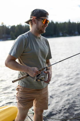 Happy guy with a fishing rod by the water Newport, Washington, United States R_XICN261005B-2132113-01 ,model released, Symbolfoto ,property released