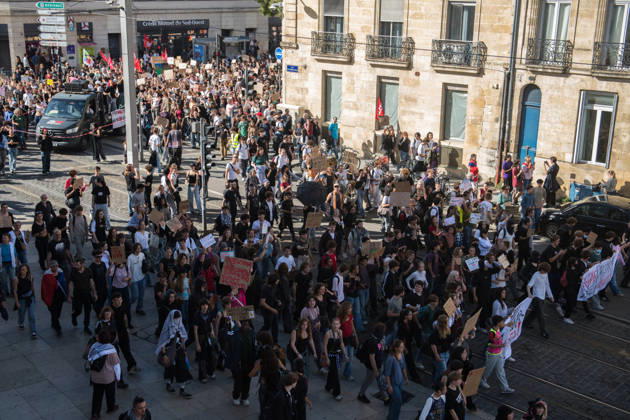 High School Stdent Mobilisation - Bordeaux General view of high school students marching with placards and banners during Act V of the high school student mobilisation in Bordeaux, France on October 13, 2026, against proposed education reforms. Photo by Fabrice Sapte ABACAPRESS.COM Bordeaux France  Copyright: xSaptexFabrice ABACAx