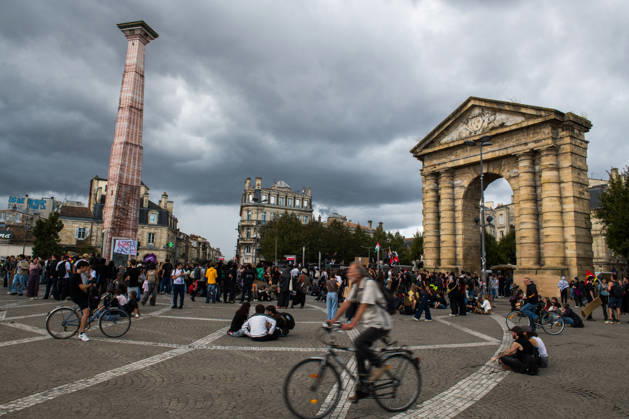 High School Stdent Mobilisation - Bordeaux Protesters gather at Place de la Victoire near the Porte d’Aquitaine, some sitting on the ground, during Act V of the high school student mobilisation in Bordeaux, France on October 13, 2026. Photo by Fabrice Sapte ABACAPRESS.COM Bordeaux France Copyright: xSaptexFabrice ABACAx