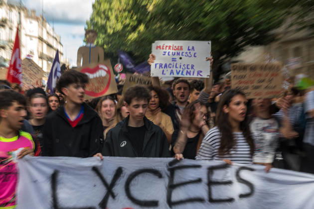 High School Stdent Mobilisation - Bordeaux High school students march with placards through the streets of Bordeaux, France on October 13, 2026, during Act V of the high school student mobilisation against education reforms. Photo by Fabrice Sapte ABACAPRESS.COM Bordeaux France  Copyright: xSaptexFabrice ABACAx