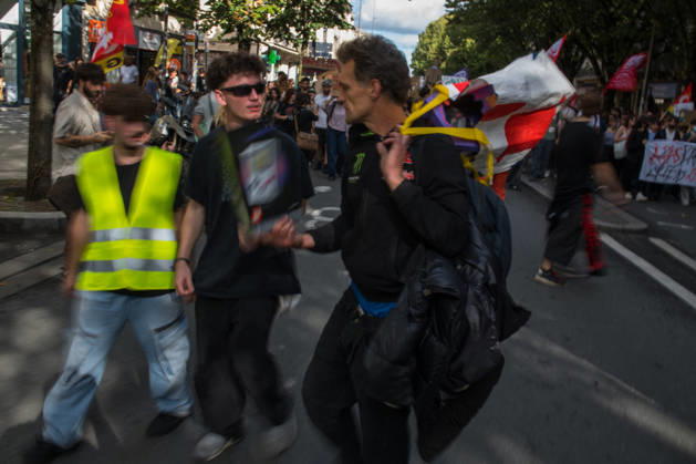 High School Stdent Mobilisation - Bordeaux Protesters talk within the march, including one wearing a yellow high-visibility vest, during Act V of the high school student mobilisation in Bordeaux, France on October 13, 2026. Photograph featuring motion blur. Photo by Fabrice Sapte ABACAPRESS.COM Bordeaux France Copyright: xSaptexFabrice ABACAx