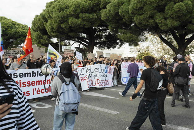 High School Student Mobilisation - Toulouse The procession behind the banners. Act V of the secondary school and university students protests. Young people and the world of work are continuing their joint mobilisation and demands for adequate resources for education, better study conditions, an end to student precariousness, and access to housing. France, Toulouse, 13 October 2026. Photo by Patricia Huchot-Boissier AbacaPress.com. TOULOUSE OCCITANIE France  Copyright: xHuchot-BoissierxPatricia ABACAx