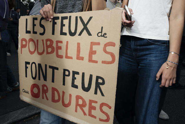 High School Student Mobilisation - Toulouse A placard in the procession - Burning rubbish bins scares the rubbish. Act V of the secondary school and university students protests. Young people and the world of work are continuing their joint mobilisation and demands for adequate resources for education, better study conditions, an end to student precariousness, and access to housing. France, Toulouse, 13 October 2026. Photo by Patricia Huchot-Boissier AbacaPress.com. TOULOUSE OCCITANIE France  Copyright: xHuchot-BoissierxPatricia ABACAx