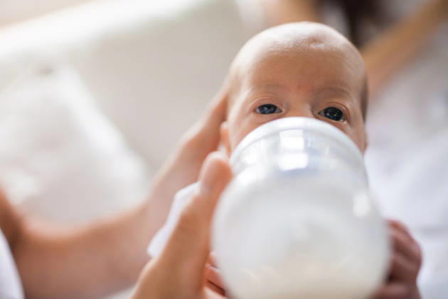 A father bottle feeds his newborn baby Langley, British Columbia, Canada CR_JDIP261012B-2128326-01 ,model released, Symbolfoto ,property released
