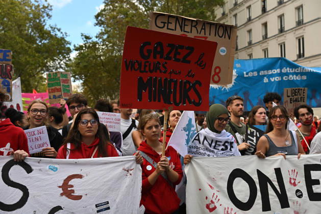 The two protests by high school students and workers unions converge at Place Vauban in Paris on October 13, 2026. - 13 10 2026 - France Ile-de-France (region) Paris - JulienxMattiax xLexPictorium LePictorium_0343282