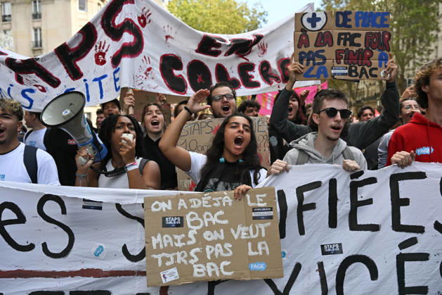 The two protests by high school students and workers unions converge at Place Vauban in Paris on October 13, 2026. - 13 10 2026 - France Ile-de-France (region) Paris - JulienxMattiax xLexPictorium LePictorium_0343293