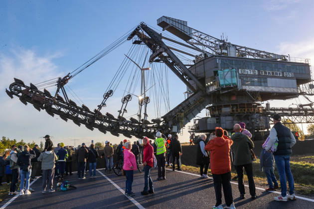 The Last Major Excavator Transport in the Southern Leipzig Area: The last 353 bucket-chain excavator from the Schleenhain mining field was moved today to the neighboring Peres mining field of the Schleenhain Open-Pit Mine. Today, October 14, 2026, the approximat