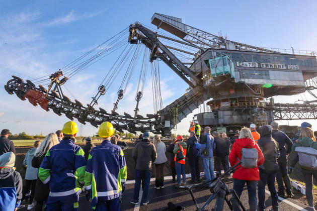 The Last Major Excavator Transport in the Southern Leipzig Area: The last 353 bucket-chain excavator from the Schleenhain mining field was moved today to the neighboring Peres mining field of the Schleenhain Open-Pit Mine. Today, October 14, 2026, the approximat