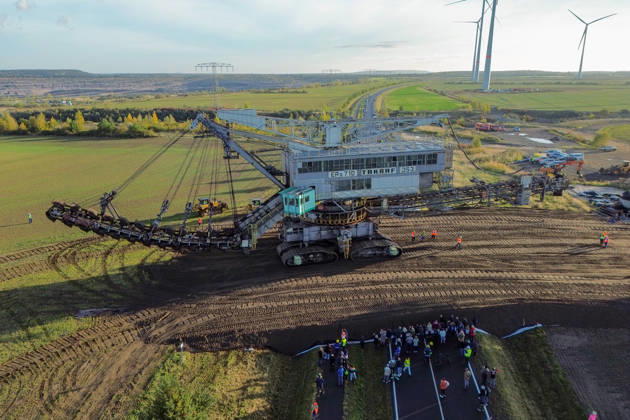 The Last Major Excavator Transport in the Southern Leipzig Area: The last 353 bucket-chain excavator from the Schleenhain mining field was moved today to the neighboring Peres mining field of the Schleenhain Open-Pit Mine. Today, October 14, 2026, the approximat