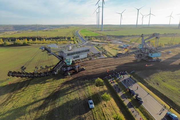 The Last Major Excavator Transport in the Southern Leipzig Area: The last 353 bucket-chain excavator from the Schleenhain mining field was moved today to the neighboring Peres mining field of the Schleenhain Open-Pit Mine. Today, October 14, 2026, the approximat