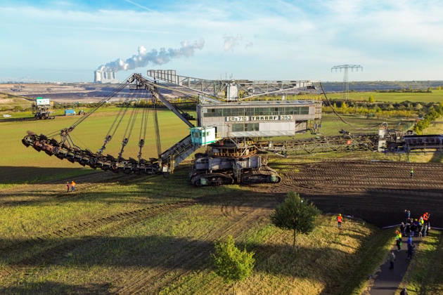 The Last Major Excavator Transport in the Southern Leipzig Area: The last 353 bucket-chain excavator from the Schleenhain mining field was moved today to the neighboring Peres mining field of the Schleenhain Open-Pit Mine. Today, October 14, 2026, the approximat