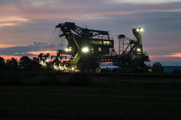 The Last Major Excavator Transport in the Southern Leipzig Area: The last 353 bucket-chain excavator from the Schleenhain mining field was moved today to the neighboring Peres mining field of the Schleenhain Open-Pit Mine. Today, October 14, 2026, the approximat