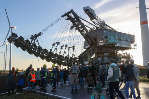 The Last Major Excavator Transport in the Southern Leipzig Area: The last 353 bucket-chain excavator from the Schleenhain mining field was moved today to the neighboring Peres mining field of the Schleenhain Open-Pit Mine. Today, October 14, 2026, the approximat