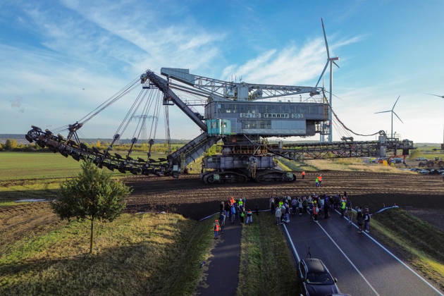 The Last Major Excavator Transport in the Southern Leipzig Area: The last 353 bucket-chain excavator from the Schleenhain mining field was moved today to the neighboring Peres mining field of the Schleenhain Open-Pit Mine. Today, October 14, 2026, the approximat