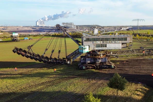 The Last Major Excavator Transport in the Southern Leipzig Area: The last 353 bucket-chain excavator from the Schleenhain mining field was moved today to the neighboring Peres mining field of the Schleenhain Open-Pit Mine. Today, October 14, 2026, the approximat