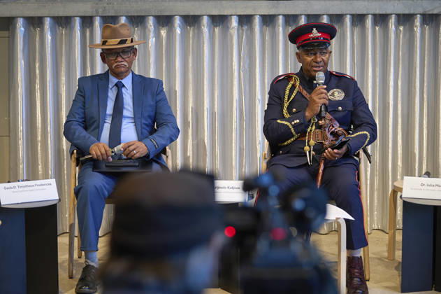 Pressekonferenz Anerkennung & Reparationen der deutschen Voelkermorde im heutigen Namibia im Vorfeld der Bundestagsdebatte am Mittwoch (14.10.2026) in Berlin . Hochrangige Vertreter der Volksgruppen Ovaherero und Nama aus Namibia haben die deutsche Bundesregierung dazu aufgerufen, die volle Verantwortung fuer den an ihren Vorfahren begangenen Voelkermord zu uebernehmen. Entwicklungshilfe kann umfassende, echte Reparationen nicht ersetzen , sagte Mutjinde Katjiua (rechts im Bild) von der Ovaherero Traditional Authority am Mittwoch in Berlin. Als direkte Nachkommen der Opfer des Genozids muessten Ovaherero und Nama endlich direkt am Widergutmachungsprozess zur Aufarbeitung der Kolonialverbrechen beteiligt sein, betonte Gaob David Timotheus Copyright: epd-bild ChristianxDitsch epd-Namibiadelegation1-kopieren