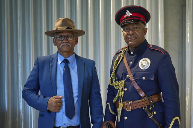 Pressekonferenz Anerkennung & Reparationen der deutschen Voelkermorde im heutigen Namibia im Vorfeld der Bundestagsdebatte am Mittwoch (14.10.2026) in Berlin . Hochrangige Vertreter der Volksgruppen Ovaherero und Nama aus Namibia haben die deutsche Bundesregierung dazu aufgerufen, die volle Verantwortung fuer den an ihren Vorfahren begangenen Voelkermord zu uebernehmen. Entwicklungshilfe kann umfassende, echte Reparationen nicht ersetzen , sagte Mutjinde Katjiua (rechts im Bild) von der Ovaherero Traditional Authority am Mittwoch in Berlin. Als direkte Nachkommen der Opfer des Genozids muessten Ovaherero und Nama endlich direkt am Widergutmachungsprozess zur Aufarbeitung der Kolonialverbrechen beteiligt sein, betonte Gaob David Timotheus Copyright: epd-bild ChristianxDitsch epd-Namibiadelegation2-kopieren