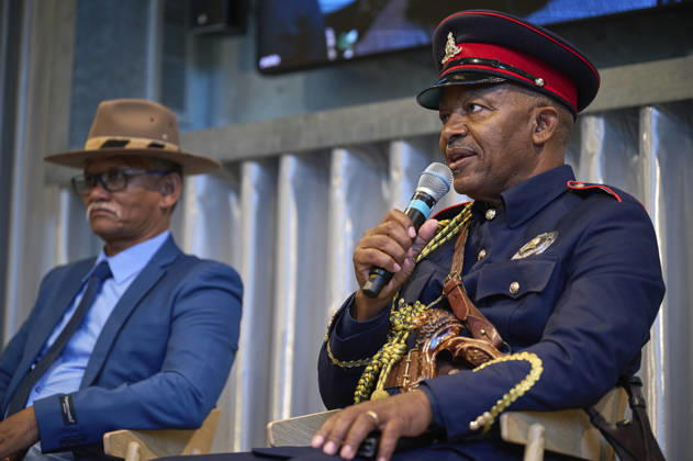 Pressekonferenz Anerkennung & Reparationen der deutschen Voelkermorde im heutigen Namibia im Vorfeld der Bundestagsdebatte am Mittwoch (14.10.2026) in Berlin . Hochrangige Vertreter der Volksgruppen Ovaherero und Nama aus Namibia haben die deutsche Bundesregierung dazu aufgerufen, die volle Verantwortung fuer den an ihren Vorfahren begangenen Voelkermord zu uebernehmen. Entwicklungshilfe kann umfassende, echte Reparationen nicht ersetzen , sagte Mutjinde Katjiua (rechts im Bild) von der Ovaherero Traditional Authority am Mittwoch in Berlin. Als direkte Nachkommen der Opfer des Genozids muessten Ovaherero und Nama endlich direkt am Widergutmachungsprozess zur Aufarbeitung der Kolonialverbrechen beteiligt sein, betonte Gaob David Timotheus Copyright: epd-bild ChristianxDitsch epd-Namibiadelegation3-kopieren