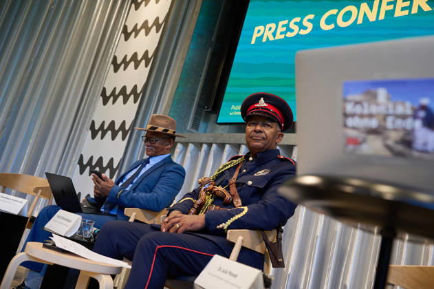 Pressekonferenz Anerkennung & Reparationen der deutschen Voelkermorde im heutigen Namibia im Vorfeld der Bundestagsdebatte am Mittwoch (14.10.2026) in Berlin . Hochrangige Vertreter der Volksgruppen Ovaherero und Nama aus Namibia haben die deutsche Bundesregierung dazu aufgerufen, die volle Verantwortung fuer den an ihren Vorfahren begangenen Voelkermord zu uebernehmen. Entwicklungshilfe kann umfassende, echte Reparationen nicht ersetzen , sagte Mutjinde Katjiua (rechts im Bild) von der Ovaherero Traditional Authority am Mittwoch in Berlin. Als direkte Nachkommen der Opfer des Genozids muessten Ovaherero und Nama endlich direkt am Widergutmachungsprozess zur Aufarbeitung der Kolonialverbrechen beteiligt sein, betonte Gaob David Timotheus Copyright: epd-bild ChristianxDitsch epd-Namibiadelegation4-kopieren