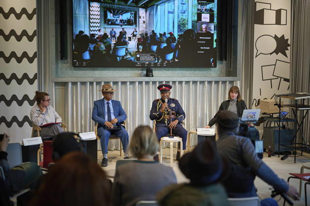 Pressekonferenz Anerkennung & Reparationen der deutschen Voelkermorde im heutigen Namibia im Vorfeld der Bundestagsdebatte am Mittwoch (14.10.2026) in Berlin (Foto v.l.: Bundestagsfraktion Partei Die Linke, vertreten durch Charlotte Neuhaeuser (Neuhäuser, MdB); Gaob David Timotheus Fredericks; Mutjinde Katjiua; Julia Manek, Namibia-Referentin von medico international). Hochrangige Vertreter der Volksgruppen Ovaherero und Nama aus Namibia haben die deutsche Bundesregierung dazu aufgerufen, die volle Verantwortung fuer den an ihren Vorfahren begangenen Voelkermord zu uebernehmen. Entwicklungshilfe kann umfassende, echte Reparationen nicht ersetzen , sagte Mutjinde Katjiua von der Ovaherero Traditional Authority am Mittwoch in Berlin. Als Copyright: epd-bild ChristianxDitsch epd-Namibiadelegation5-kopieren