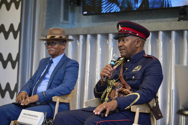 Pressekonferenz Anerkennung & Reparationen der deutschen Voelkermorde im heutigen Namibia im Vorfeld der Bundestagsdebatte am Mittwoch (14.10.2026) in Berlin . Hochrangige Vertreter der Volksgruppen Ovaherero und Nama aus Namibia haben die deutsche Bundesregierung dazu aufgerufen, die volle Verantwortung fuer den an ihren Vorfahren begangenen Voelkermord zu uebernehmen. Entwicklungshilfe kann umfassende, echte Reparationen nicht ersetzen , sagte Mutjinde Katjiua (rechts im Bild) von der Ovaherero Traditional Authority am Mittwoch in Berlin. Als direkte Nachkommen der Opfer des Genozids muessten Ovaherero und Nama endlich direkt am Widergutmachungsprozess zur Aufarbeitung der Kolonialverbrechen beteiligt sein, betonte Gaob David Timotheus Copyright: epd-bild ChristianxDitsch D26D1014PKHereroNama102731