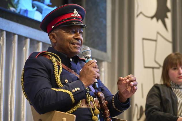 Pressekonferenz Anerkennung & Reparationen der deutschen Voelkermorde im heutigen Namibia im Vorfeld der Bundestagsdebatte am Mittwoch (14.10.2026) in Berlin . Hochrangige Vertreter der Volksgruppen Ovaherero und Nama aus Namibia haben die deutsche Bundesregierung dazu aufgerufen, die volle Verantwortung fuer den an ihren Vorfahren begangenen Voelkermord zu uebernehmen. Entwicklungshilfe kann umfassende, echte Reparationen nicht ersetzen , sagte Mutjinde Katjiua (im Bild) von der Ovaherero Traditional Authority am Mittwoch in Berlin. Als direkte Nachkommen der Opfer des Genozids muessten Ovaherero und Nama endlich direkt am Widergutmachungsprozess zur Aufarbeitung der Kolonialverbrechen beteiligt sein, betonte Gaob David Timotheus Freder Copyright: epd-bild ChristianxDitsch D26D1014PKHereroNama103639