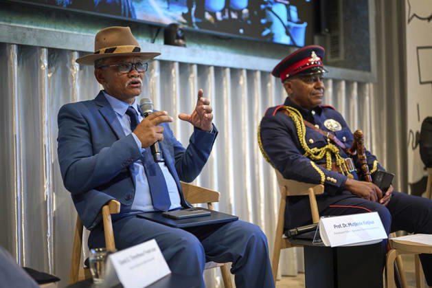 Pressekonferenz Anerkennung & Reparationen der deutschen Voelkermorde im heutigen Namibia im Vorfeld der Bundestagsdebatte am Mittwoch (14.10.2026) in Berlin . Hochrangige Vertreter der Volksgruppen Ovaherero und Nama aus Namibia haben die deutsche Bundesregierung dazu aufgerufen, die volle Verantwortung fuer den an ihren Vorfahren begangenen Voelkermord zu uebernehmen. Entwicklungshilfe kann umfassende, echte Reparationen nicht ersetzen , sagte Mutjinde Katjiua (rechts im Bild) von der Ovaherero Traditional Authority am Mittwoch in Berlin. Als direkte Nachkommen der Opfer des Genozids muessten Ovaherero und Nama endlich direkt am Widergutmachungsprozess zur Aufarbeitung der Kolonialverbrechen beteiligt sein, betonte Gaob David Timotheus Copyright: epd-bild ChristianxDitsch D26D1014PKHereroNama104427