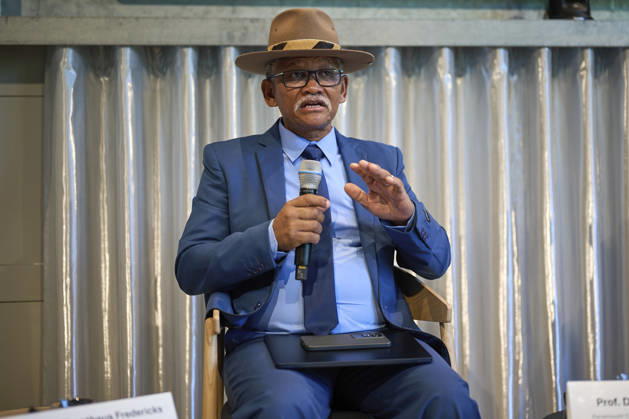 Pressekonferenz Anerkennung & Reparationen der deutschen Voelkermorde im heutigen Namibia im Vorfeld der Bundestagsdebatte am Mittwoch (14.10.2026) in Berlin . Hochrangige Vertreter der Volksgruppen Ovaherero und Nama aus Namibia haben die deutsche Bundesregierung dazu aufgerufen, die volle Verantwortung fuer den an ihren Vorfahren begangenen Voelkermord zu uebernehmen. Entwicklungshilfe kann umfassende, echte Reparationen nicht ersetzen , sagte Mutjinde Katjiua von der Ovaherero Traditional Authority am Mittwoch in Berlin. Als direkte Nachkommen der Opfer des Genozids muessten Ovaherero und Nama endlich direkt am Widergutmachungsprozess zur Aufarbeitung der Kolonialverbrechen beteiligt sein, betonte Gaob David Timotheus Fredericks (im B Copyright: epd-bild ChristianxDitsch D26D1014PKHereroNama104536