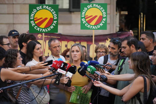Tractor Rally for Agriculture in Barcelona Raquel Serrat, national coordinator of Unió de Pagesos, during a rally of tractors from different parts of Catalonia in front of the Government Delegation and during her remarks on October 14, 2026, in Barcelona, Catalonia, Spain. The protest, organized by Unió de Pagesos with the support of Asaja, FCAC, and Revolta Pagesa, denounces the structural crisis in the agricultural sector in Barcelona. October 14, 2026, Spain  Copyright: xDavidxZorrakinox 7844335