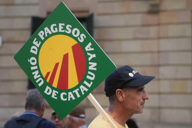 Tractor Rally for Agriculture in Barcelona: Protesters during a rally of tractors from various parts of Catalonia in front of the Government Delegation and statements, on October 14, 2026, in Barcelona, Catalonia, Spain. The demonstration, organized by Unió de Pagesos with the support of Asaja, FCAC, and Revolta Pagesa, denounces the structural crisis in the agricultural sector in Barcelona. OCTOBER 14, 2026, Spain  Copyright: xDavidxZorrakinox 7844337