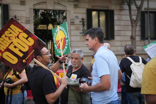 Tractor Rally for Agriculture in Barcelona: Protesters during a rally of tractors from various parts of Catalonia in front of the Government Delegation and statements, on October 14, 2026, in Barcelona, Catalonia, Spain. The demonstration, organized by Unió de Pagesos with the support of Asaja, FCAC, and Revolta Pagesa, denounces the structural crisis in the agricultural sector in Barcelona. OCTOBER 14, 2026, Spain  Copyright: xDavidxZorrakinox 7844338