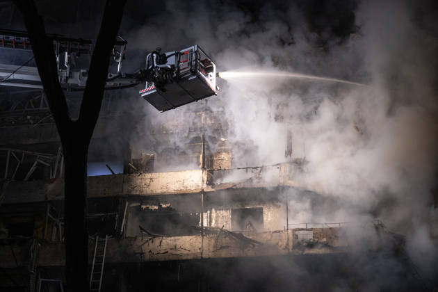 RECORD DATE NOT STATED A rescuer on an aerial platform extinguishes a fire that broke out following a Russian missile strike on a nine-story residential building in Kyiv’s Desnianskyi district, Ukraine, on October 14, 2026. Russia launched a massive ballistic missile attack on the capital. Three women were killed and 19 other people were injured in the Desnianskyi district, including a seven-year-old girl. Apartments in the nine-story building were also damaged from the first through the eighth floor (Photo by Danylo Antoniuk Ukrinform) Ballistic missile strikes next to nine-story residential building in Desnianskyi district of Kyiv  Copyright: xDanyloxAntoniukx