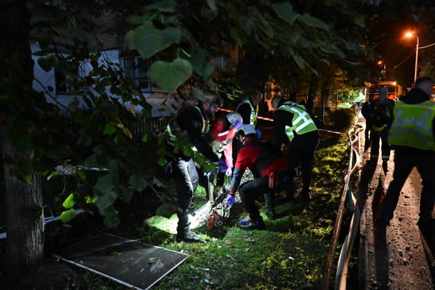 Ballistic missile strikes next to nine-story residential building in Desnianskyi district of Kyiv CAUTION, SENSITIVE CONTENT. Medics and law enforcement officers stand near the covered body of a person killed in a Russian missile strike on a nine-story residential building in Kyiv’s Desnianskyi district, Ukraine, on October 14, 2026. Russia launched a massive ballistic missile attack on the capital. Three women were killed and 19 people were injured in the Desnianskyi district, including a seven-year-old girl. Apartments on the first through eighth floors of the building were also damaged, Credit:Oleksandr Klymenko Ukrinform Avalon Ukraine, Kyiv  Copyright: xOleksandrxKlymenkox xUkrinformx xAvalonx 1143212031