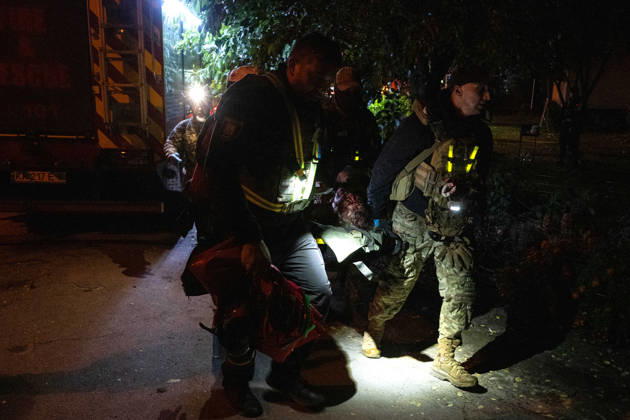 Ballistic missile strikes next to nine-story residential building in Desnianskyi district of Kyiv Rescuers carry on a stretcher a person injured in a Russian missile strike on a nine-story residential building in Kyiv’s Desnianskyi district, Ukraine, on October 14, 2026. Russia launched a massive ballistic missile attack on the capital. Three women were killed and 19 people were injured in the Desnianskyi district, including a seven-year-old girl. Apartments on the first through eighth floors of the building were also damaged, Credit:Danylo Antoniuk Ukrinform Avalon Ukraine, Kyiv  Copyright: xDanyloxAntoniukx xUkrinformx xAvalonx 1143212158